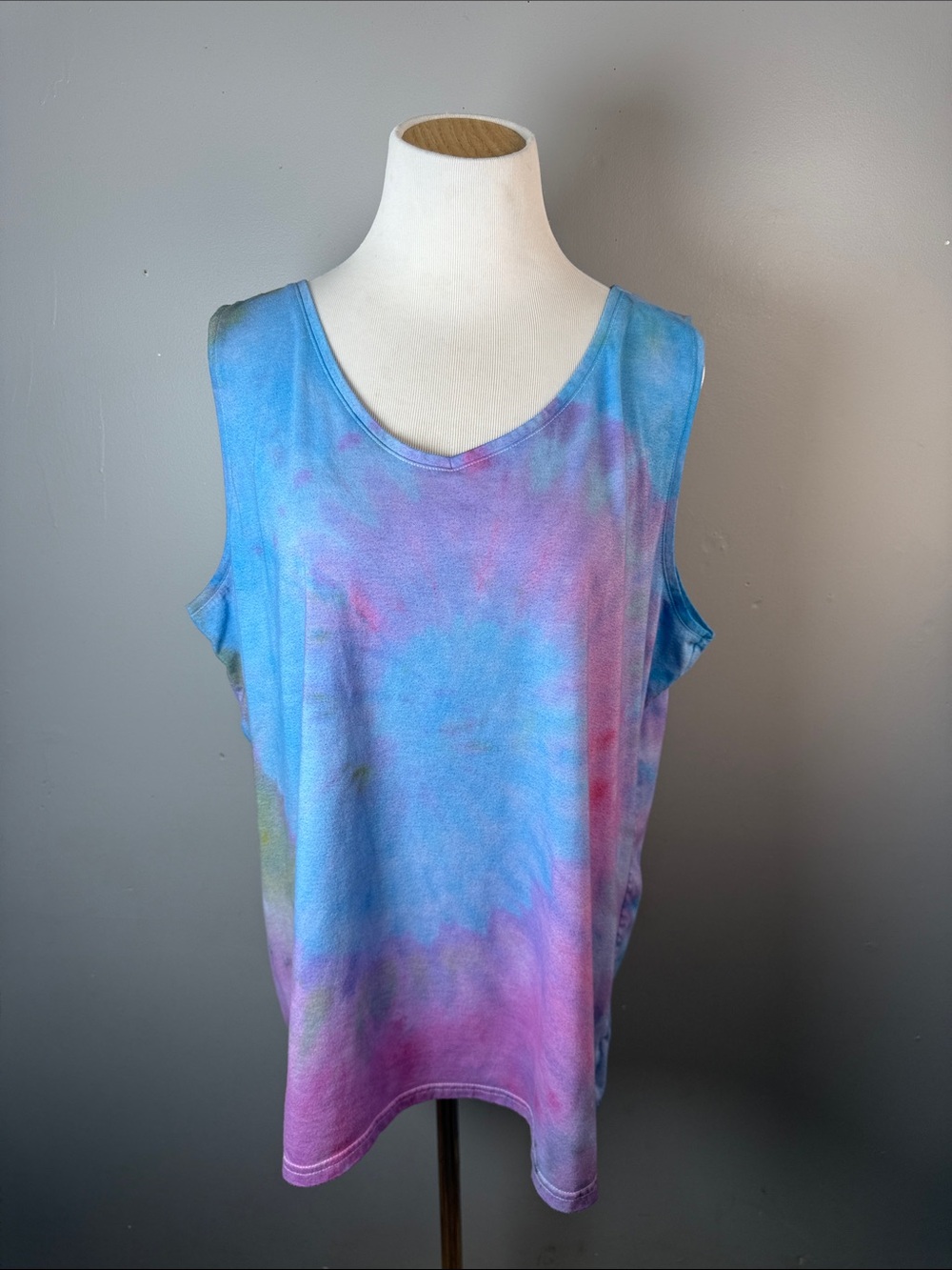 Tie-Dye Sleeveless V-Neck Tank Top - Blue & Pink